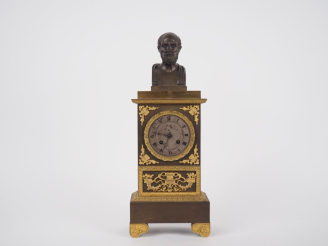 Vente aux enchères Pendule borne Restauration en bronze patiné et doré, surmontée d'un bu