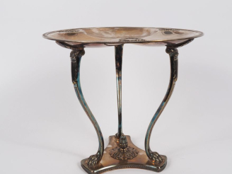 Vente aux enchères Présentoir tripode style Empire en métal argenté, pieds griffe. H. 26,