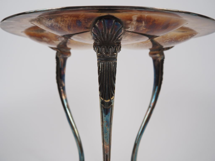 Présentoir tripode style Empire en métal argenté, pieds griffe. H. 26,