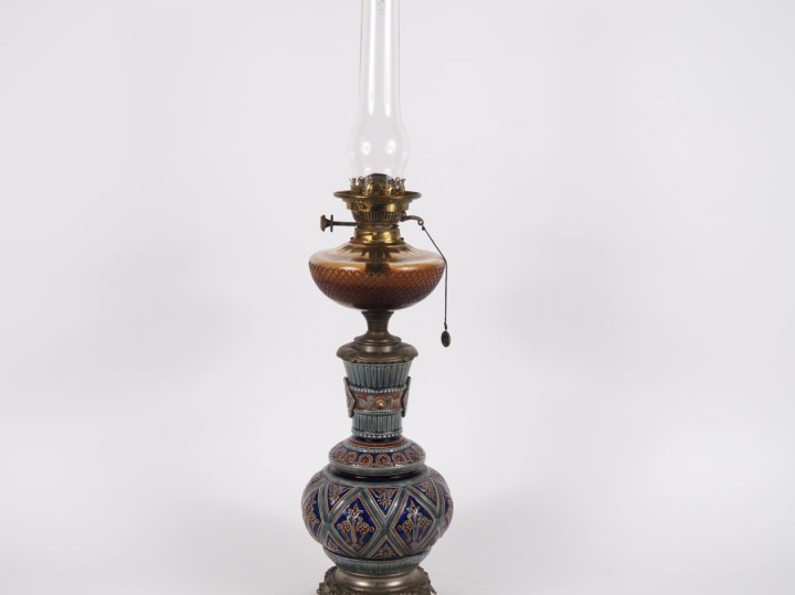 Lampe à pétrole Napoléon III en céramique polychrome et cristal (compl