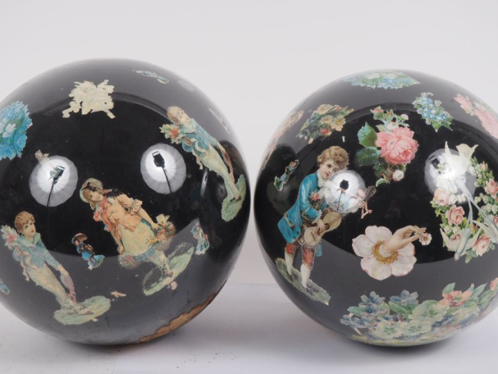Paire de boules porte perruques 1900 en verre à décor polychrome de pe