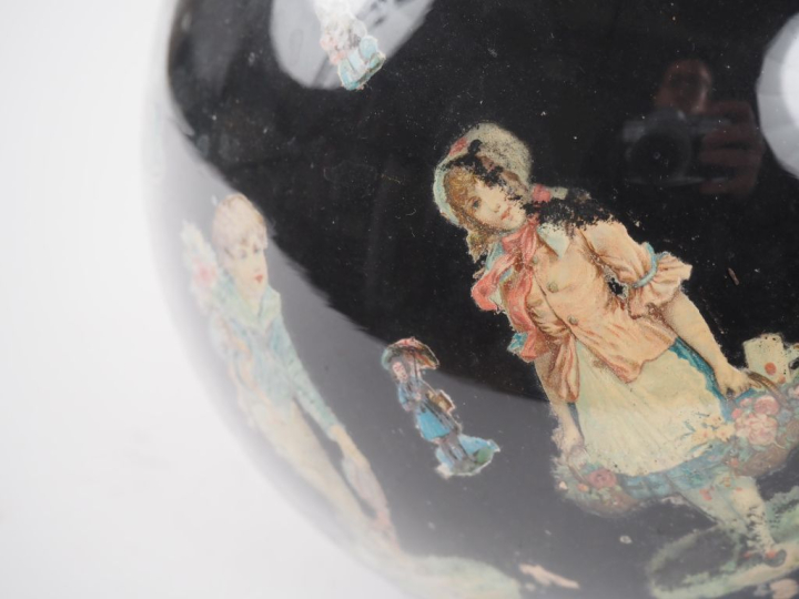 Paire de boules porte perruques 1900 en verre à décor polychrome de pe