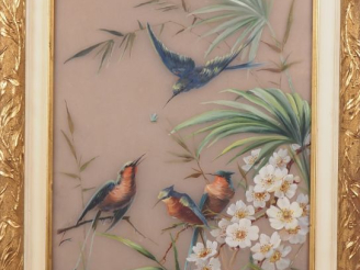 Vente aux enchères MESCOU.  Paire d'encadrements en verre peint "oiseaux branchés" signé 