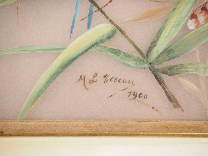 MESCOU.  Paire d'encadrements en verre peint "oiseaux branchés" signé 