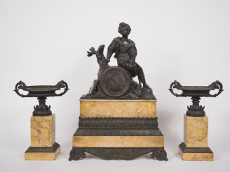 Vente aux enchères Garniture de cheminée Restauration en bronze à patine brune et marbre,