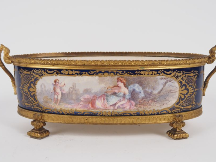 Jardinière 1900 de style Louis XVI en céramique, dans le goût de Sèvre
