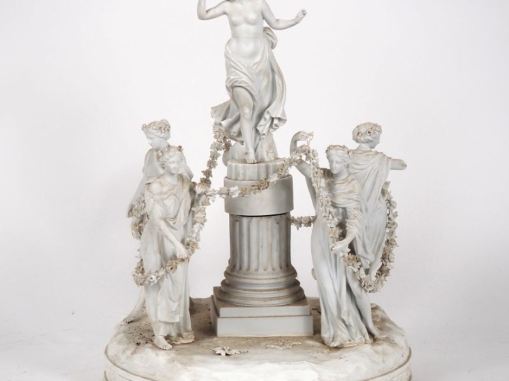 Grand groupe en biscuit XIXème "la ronde des muses". (petits accidents