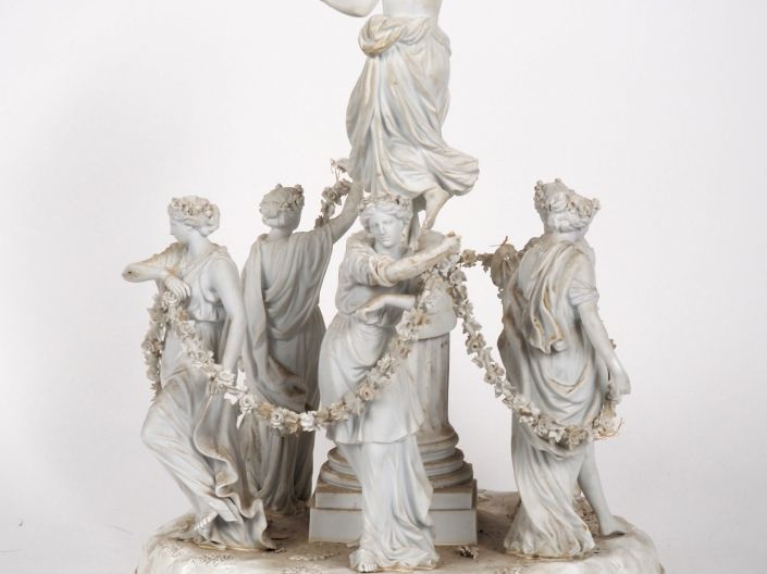 Grand groupe en biscuit XIXème "la ronde des muses". (petits accidents