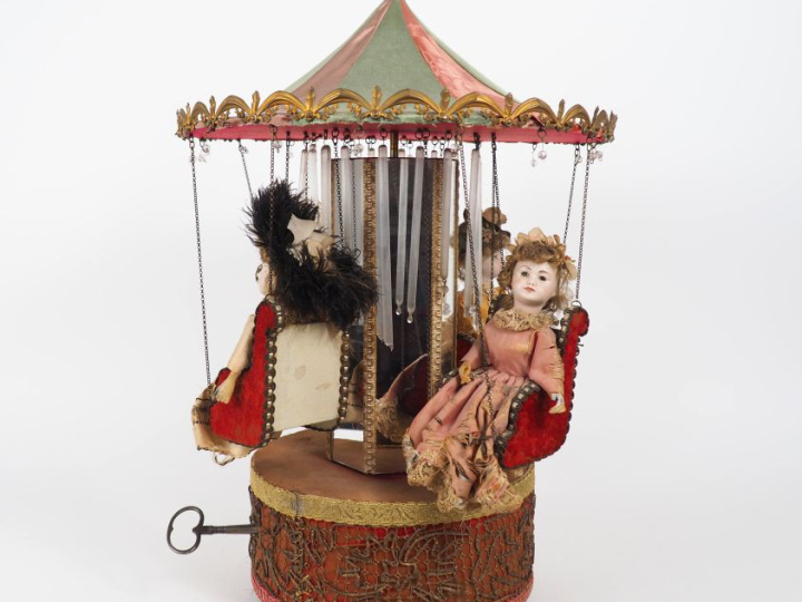 Automate traditionnel fabriqué par Michel Marcu.  Manège mécanique ave