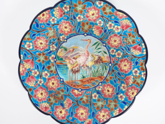 Vente aux enchères Coupe sur talon en émaux polychromes de Longwy, à décor d'échassiers d
