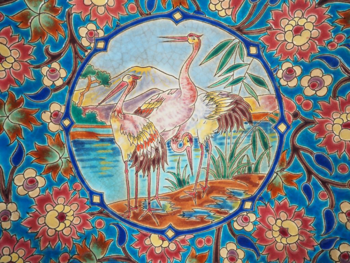 Coupe sur talon en émaux polychromes de Longwy, à décor d'échassiers d