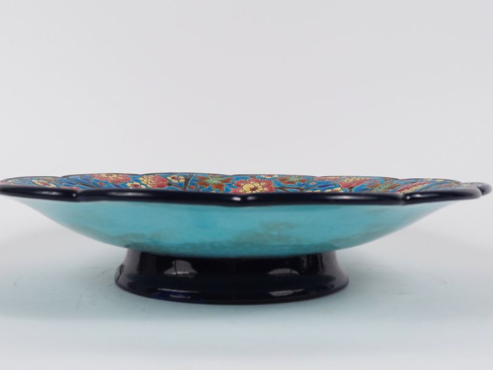 Coupe sur talon en émaux polychromes de Longwy, à décor d'échassiers d