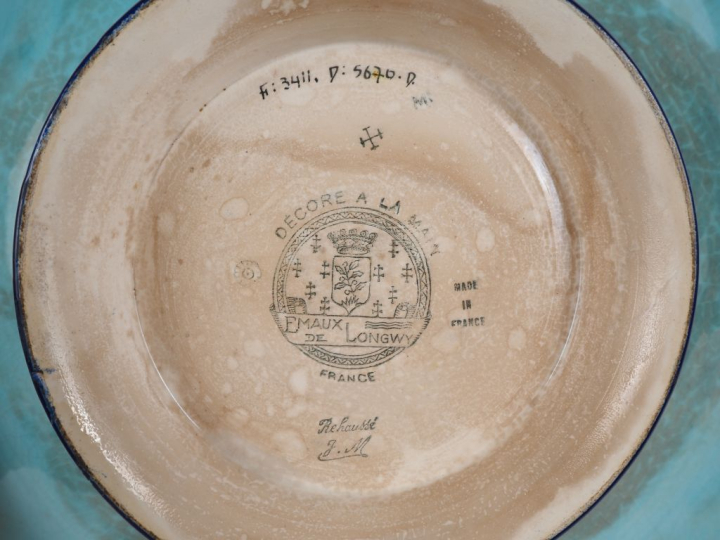 Coupe sur talon en émaux polychromes de Longwy, à décor d'échassiers d
