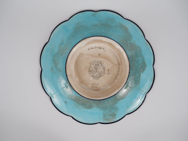 Coupe sur talon en émaux polychromes de Longwy, à décor d'échassiers d