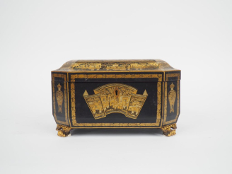 Vente aux enchères Coffret à thé de style Extreme Orient en bois laqué et réhaussé d'or, 