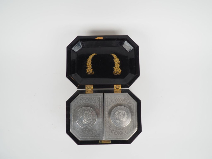 Coffret à thé de style Extreme Orient en bois laqué et réhaussé d'or, 