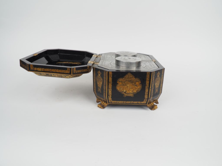 Coffret à thé de style Extreme Orient en bois laqué et réhaussé d'or, 