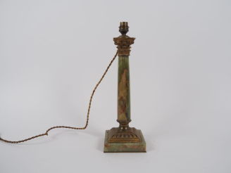 Vente aux enchères Pied de lampe en onyx vert et bronze doré en forme de colonne corinthi