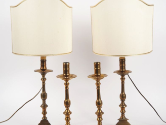 Vente aux enchères Paire de flambeaux de style Louis XIII en bronze, piétement tripode, m