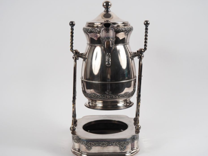 Samovar fin XIXème en métal argenté anglais à décor de frise de fleurs