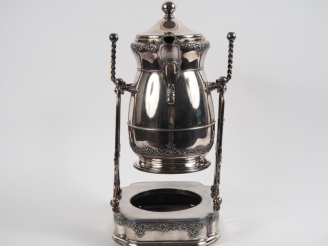 Vente aux enchères Samovar fin XIXème en métal argenté anglais à décor de frise de fleurs