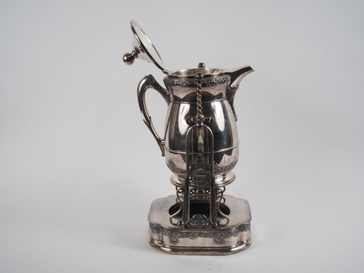 Samovar fin XIXème en métal argenté anglais à décor de frise de fleurs
