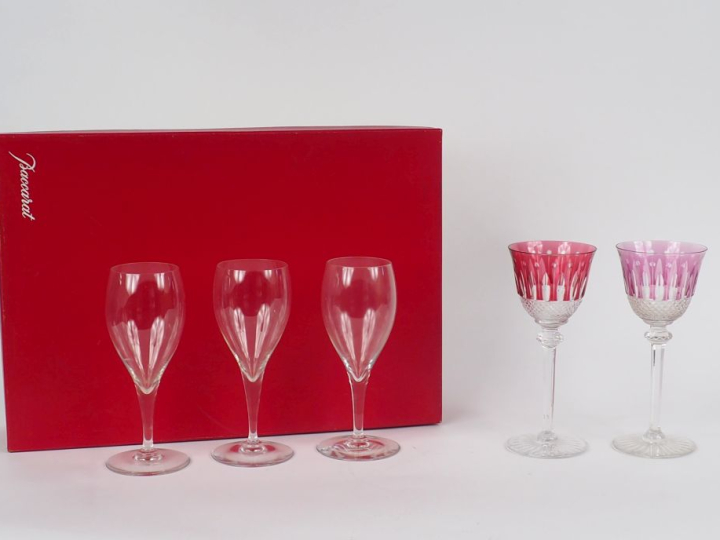 BACCARAT.  6 verres à pied dans leur coffret.  On y joint 6 verres à v