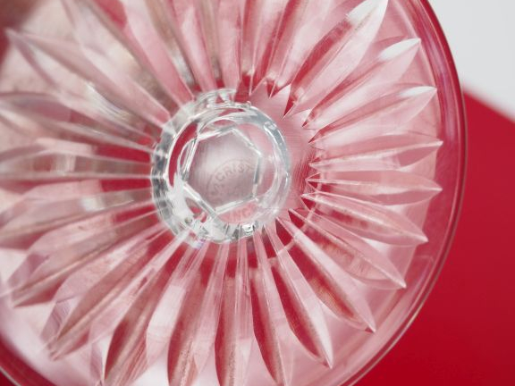 BACCARAT.  6 verres à pied dans leur coffret.  On y joint 6 verres à v