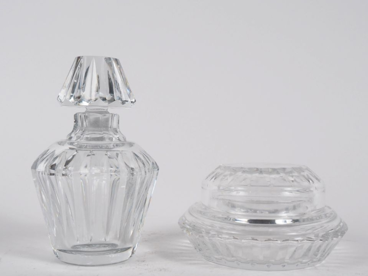 BACCARAT.  Flacon et bonbonnière en cristal taillé Signés