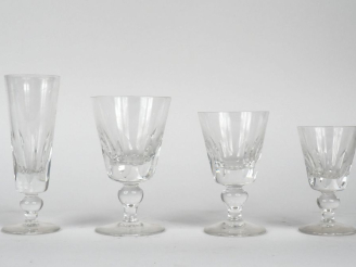 Vente aux enchères SAINT-LOUIS.  Partie de service de verres en cristal à décor de palmes