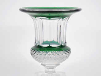 Vente aux enchères SAINT-LOUIS.  Vase Médicis en cristal bicolore. Signé H. 25 cm