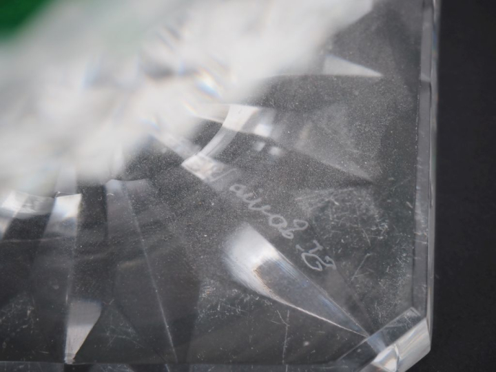 SAINT-LOUIS.  Vase Médicis en cristal bicolore. Signé H. 25 cm