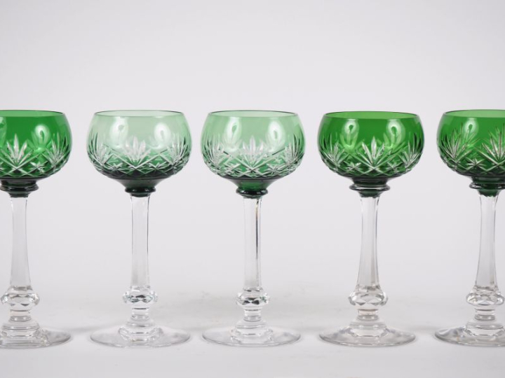 SAINT-LOUIS. 5 verres à vin du Rhin en cristal bicolore vert et transl