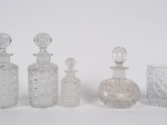 Vente aux enchères BACCARAT.  OU SAINT LOUIS 4 flacons et un verre à eau en cristal gravé