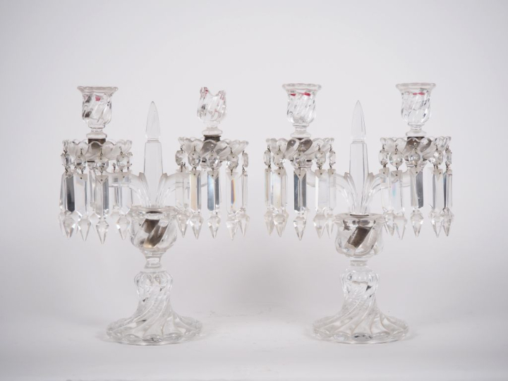 BACCARAT.  Paire de girandoles à pampilles en cristal  Signées (une ac