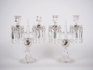 Vente aux enchères BACCARAT.  Paire de girandoles à pampilles en cristal  Signées (une ac