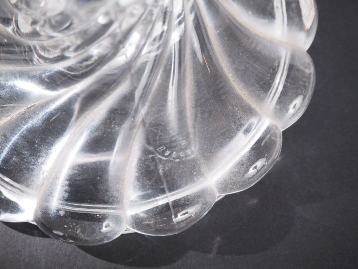 BACCARAT.  Paire de girandoles à pampilles en cristal  Signées (une ac