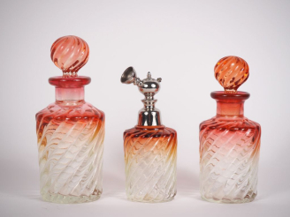 Vente aux enchères BACCARAT.  2 flacons et un vaporisateur en cristal bicolore, à décor d