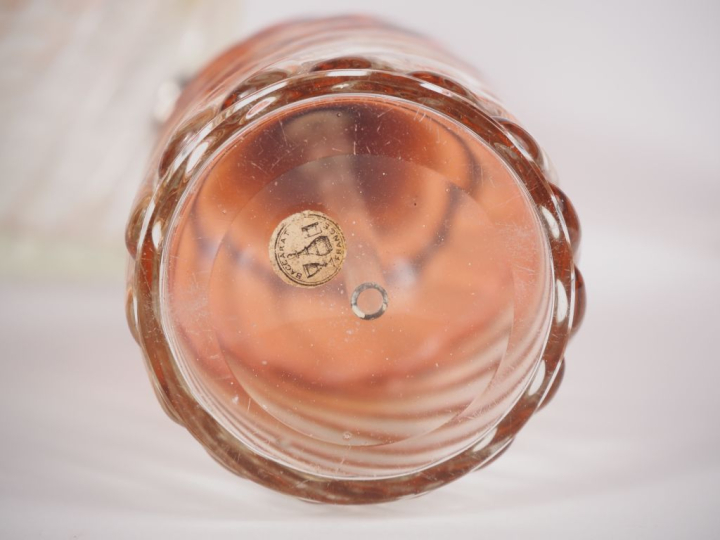 BACCARAT.  2 flacons et un vaporisateur en cristal bicolore, à décor d
