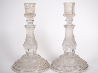 Vente aux enchères BACCARAT.  Paire de bougeoirs en cristal, à décor de fleurs et de feui
