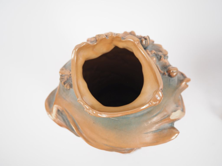 Vase et jardinière Art Nouveau en céramique ocre et bleue, décor de fl