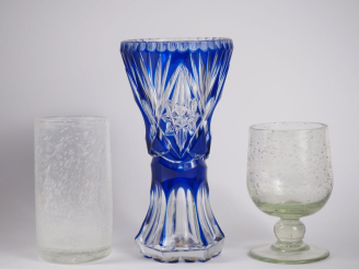 Vente aux enchères BIOT.  8 verres à pied en verre bullé et 8 verres à long drink en verr