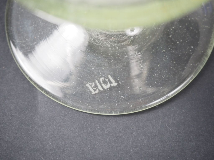 BIOT.  8 verres à pied en verre bullé et 8 verres à long drink en verr