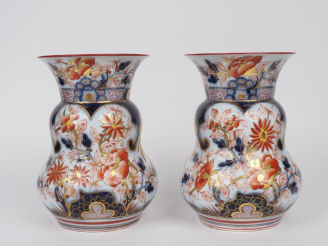 Vente aux enchères BAYEUX.  Paire de vases balustres Napoléon III en porcelaine, à décor 