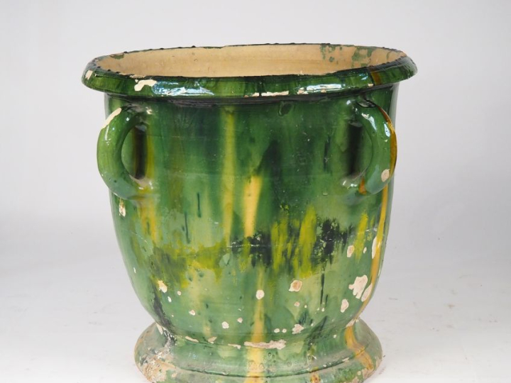 BAYEUX.  Paire de vases balustres Napoléon III en porcelaine, à décor 
