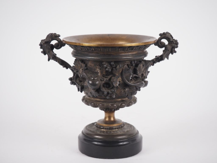 Coupe en bronze argenté et doré, à décor naturaliste de pampres, de lé