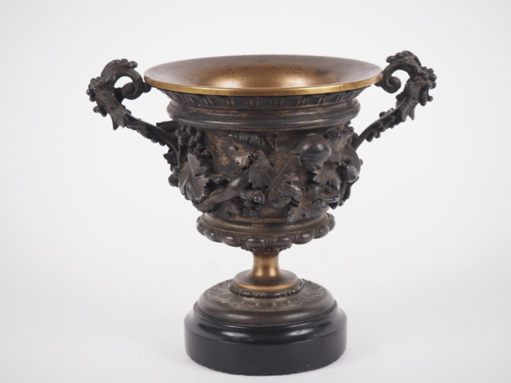 Coupe en bronze argenté et doré, à décor naturaliste de pampres, de lé