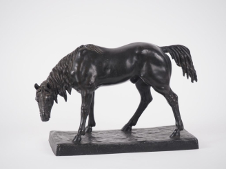 Vente aux enchères Ecole française XXème. "l'étalon" Sculpture en bronze à patine brune. 