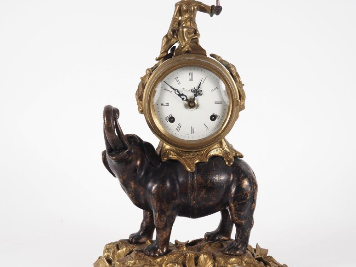Pendule de cheminée de style Louis XV en bronze et bronze patiné. (cop