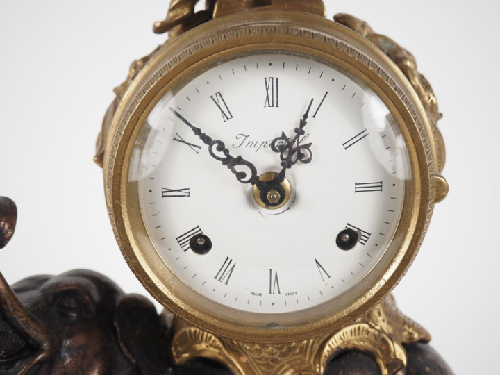 Pendule de cheminée de style Louis XV en bronze et bronze patiné. (cop